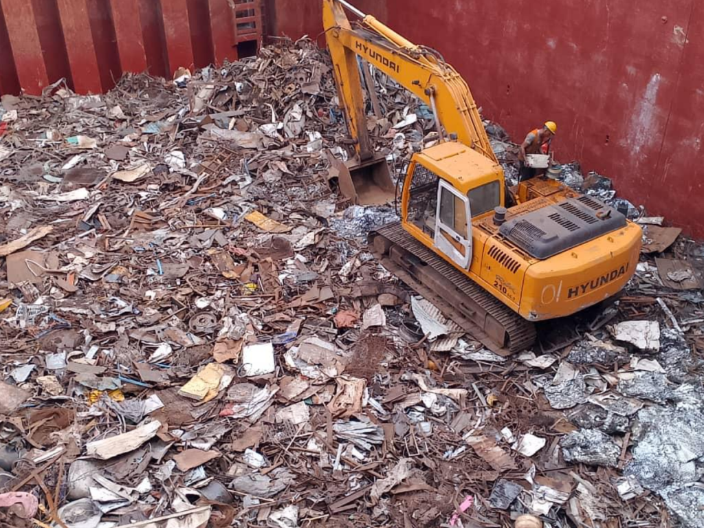 Carga de chatarra a granel en buques en Venezuela