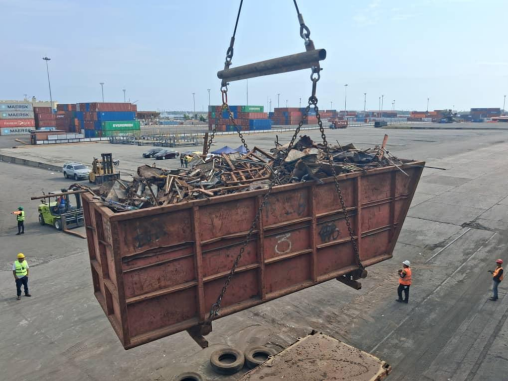 Soluciones eficientes de carga de buques para la exportación mundial de chatarra metálica.